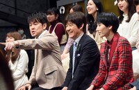 ネタを鑑賞するMC陣。