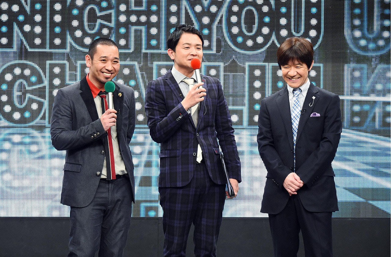 千鳥とMCの内村光良（右）。
