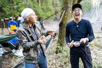 左からヒロシ、おぎやはぎ矢作。(c)メ～テレ