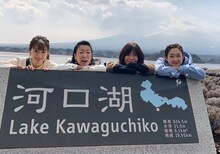 左から三上真奈アナウンサー、ハイヒール・リンゴ、大久保佳代子、北陽・虻川。(c)フジテレビ