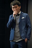 渋い声で映画脚本家デビューについて語ってみせるシソンヌじろう。