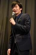 観客がすでに映画を見終わってることを知って驚く田中圭。