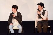 ドノと心を通わせる不登校児ルイを演じた内川蓮生（左）とドノを演じたしずる村上（右）。