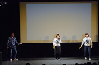 「Aマッソの歌」を歌う（左から）倉本美津留、Aマッソ。