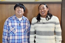 「そっくりツイートGP 似すぎてジワる」MCの（左から）バナナマン日村、ロバート秋山。