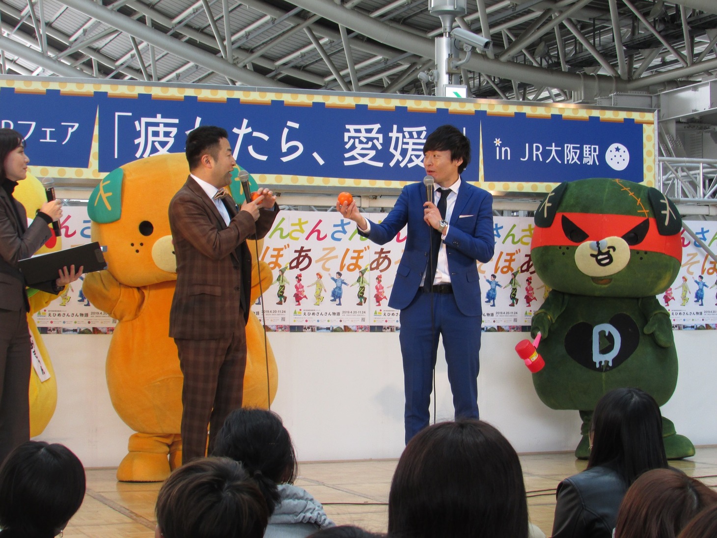 トークを展開する和牛。