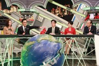 左から、キャラクターの小澤陽子アナウンサー、MCのアリタ哲平、全力解説員の岸博幸、吉川美代子、出口保行。(c)フジテレビ