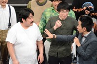 優勝した瞬間の空気階段。