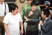 優勝した瞬間の空気階段。