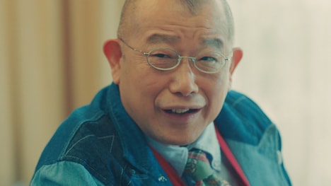 目は笑わず、口元だけ笑っているという絶妙な表情をみせる笑福亭鶴瓶。