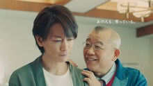 「ジャンボ宝くじ」の新CMで共演する佐藤健（左）と笑福亭鶴瓶（右）。