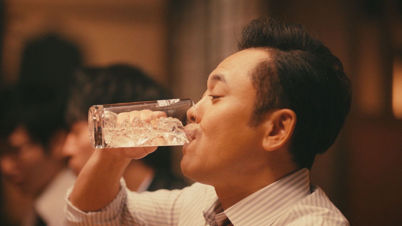 「笑顔に疲れた一日篇」より。