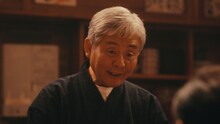「笑顔に疲れた一日篇」より、柳家喬太郎演じる居酒屋の大将。