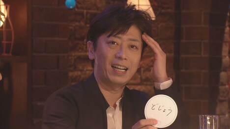 たとえかるたに挑戦するフットボールアワー後藤。(c)NHK