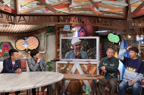 （左から）雨上がり決死隊、アキナ。(c)ABC