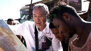 エチオピアを訪れる吉幾三(左)。(c)ABCテレビ