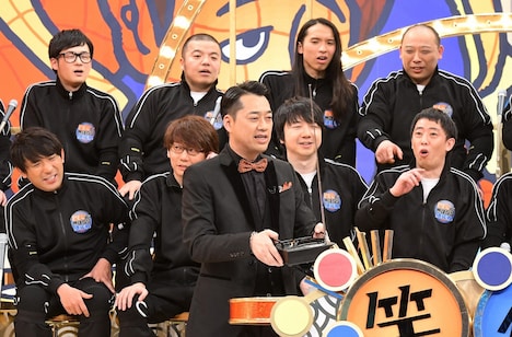 バナナマン設楽（中央）と芸人たち。(c)TBS