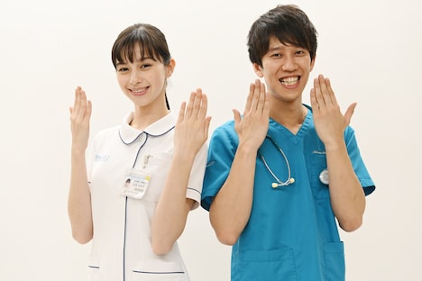 左から中条あやみ、しゅんしゅんクリニックP。(c)日本テレビ