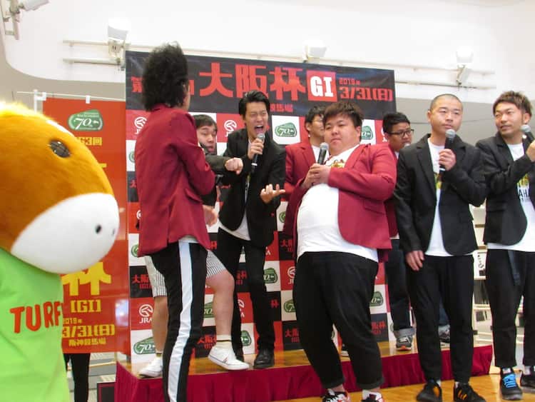 ミサイルマン アキナ 霜降り明星 ミキが Gi大阪杯 を個性豊かにpr イベントレポート お笑いナタリー ミサイルマン アキナ 霜降り明星 ミキが Gi大阪杯 を個性豊かにpr イベントレポート お笑いナタリー