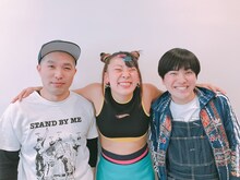 左からラブレターズ塚本、フワちゃん、ラブレターズ溜口。