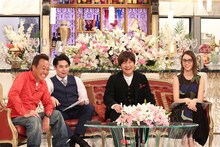 「初対面トークショー!! 内村カレンの相席どうですか」に出演する（左から）さまぁ～ず三村、平成ノブシコブシ吉村、内村光良、滝沢カレン。(c)フジテレビ