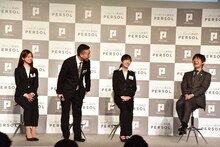 内定者たちに“入社前研修”を行う内村光良（右端）。