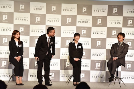 内定者たちに“入社前研修”を行う内村光良(右端)。