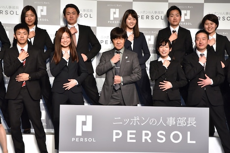 パーソルグループの内定者たちと内村光良(中央)。
