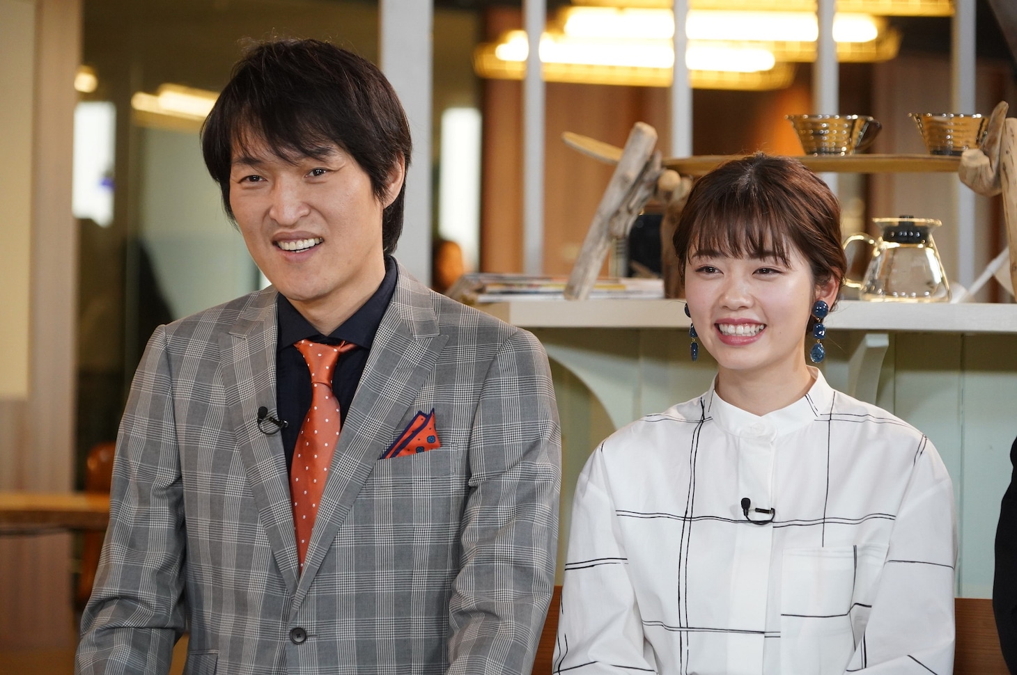 （左から）千原ジュニア、小芝風花。(c)中京テレビ