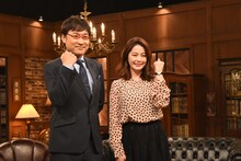 ガッツポーズする南海キャンディーズ山里（左）と杉浦友紀アナウンサー（右）。