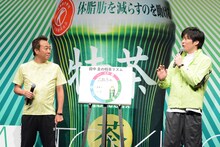 左からさまぁ～ず三村、田中圭。