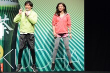 ジャンピングスクワットをレクチャーする田中圭（左）。