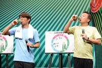 「伊右衛門 特茶」を飲むさまぁ～ず。