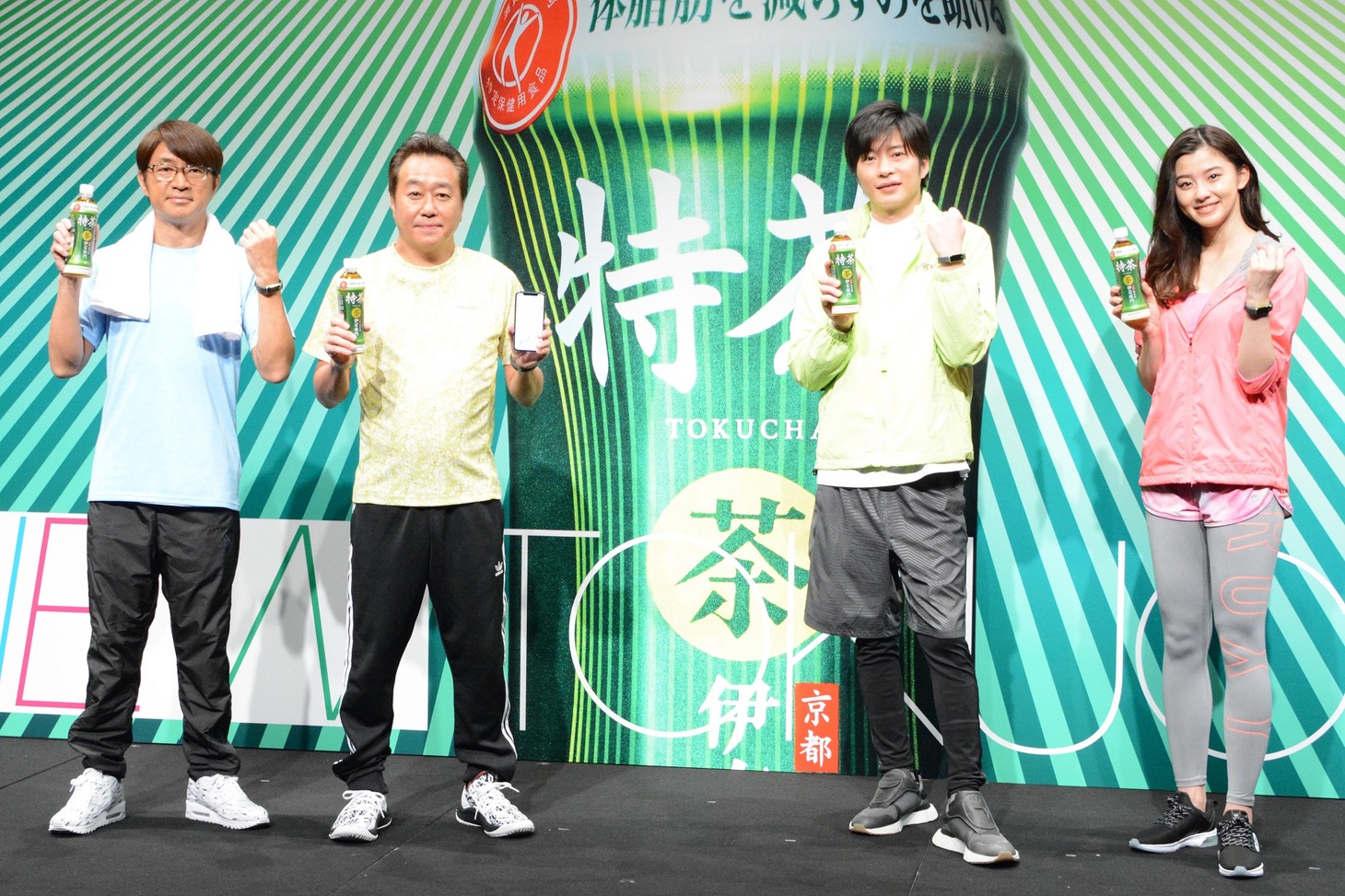 左からさまぁ～ず、田中圭、朝比奈彩。
