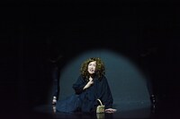 ゆりやんレトリィバァが単独ツアー開催、ボケ連発の歌って踊る記者会見