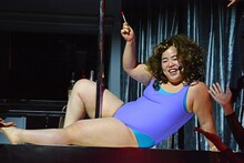 ポールダンスを披露するゆりやんレトリィバァ。