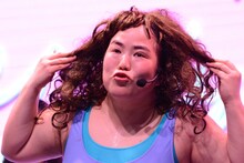 涙ぐんでいると見せかけて変な顔をしていたゆりやんレトリィバァ。