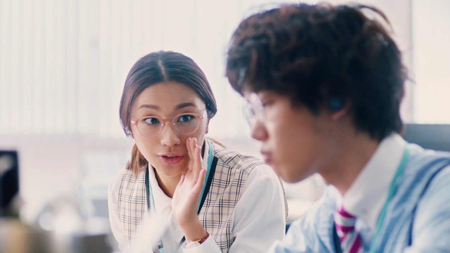 WebCM「OL高橋メアリージュン vs オフィスあるある」の「VS超大型新人」編のワンシーン。