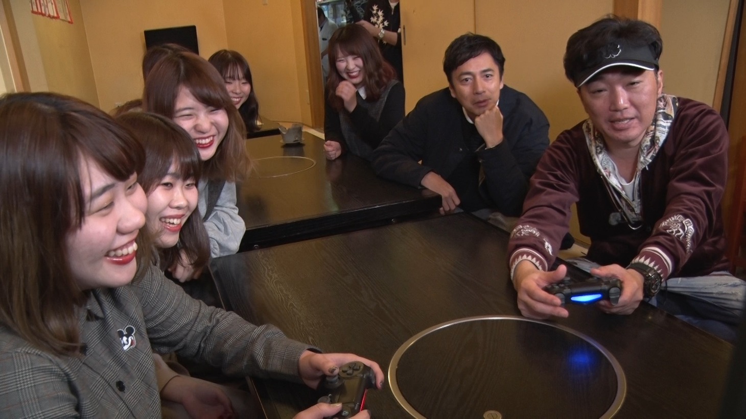 「もっとYATTE-MIKKA! ～徳井と小沢のゲーム旅～」のワンシーン。(c)BSスカパー！