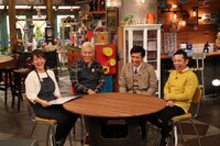 間寛平と村上ショージのVTRを観るスタジオ出演者たち。(c)関西テレビ