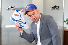 「スニーカータイムズ ～Sneaker Timez～」MCのレイザーラモンRG。(c)WOWOW