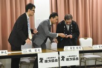 会見で話し始めようとするとマイクの一部が取れてしまう青空球児（右）。