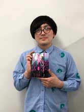 「ゼロから始める事故物件生活」単行本1巻を手にする松原タニシ。