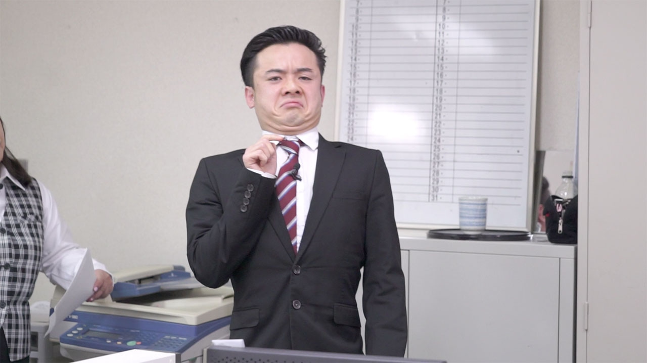 オフィスを舞台にしたコントを繰り広げるマリオネットブラザーズ。
