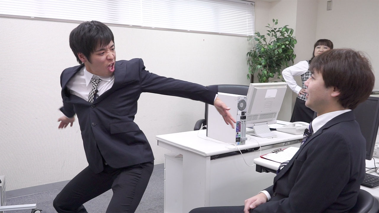 オフィスを舞台にしたコントを繰り広げるペッパーボーイズ。