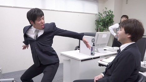 オフィスを舞台にしたコントを繰り広げるペッパーボーイズ。