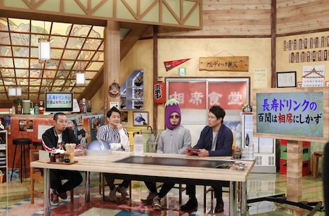 「相席食堂」の新コーナー「百聞は相席にしかず」に出演する(左から)千鳥と天竺鼠。(c)ABC