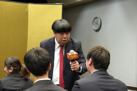 新入社員に「YOUは何しにテレ東へ？」とインタビューするバナナマン日村。