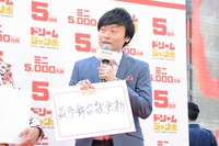 「平成最後にトライしたいこと」を発表する和牛・川西。