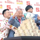 宝くじイベントで鶴瓶が和牛の仲の良さ明かす「こんなコンビ見たことないわ」